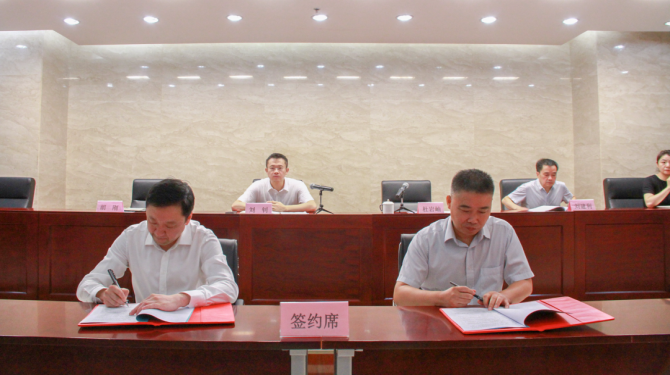 西投控股舉行公司經(jīng)理層及全資子公司、主要控股公司經(jīng)理層崗位聘任協(xié)議簽訂儀式